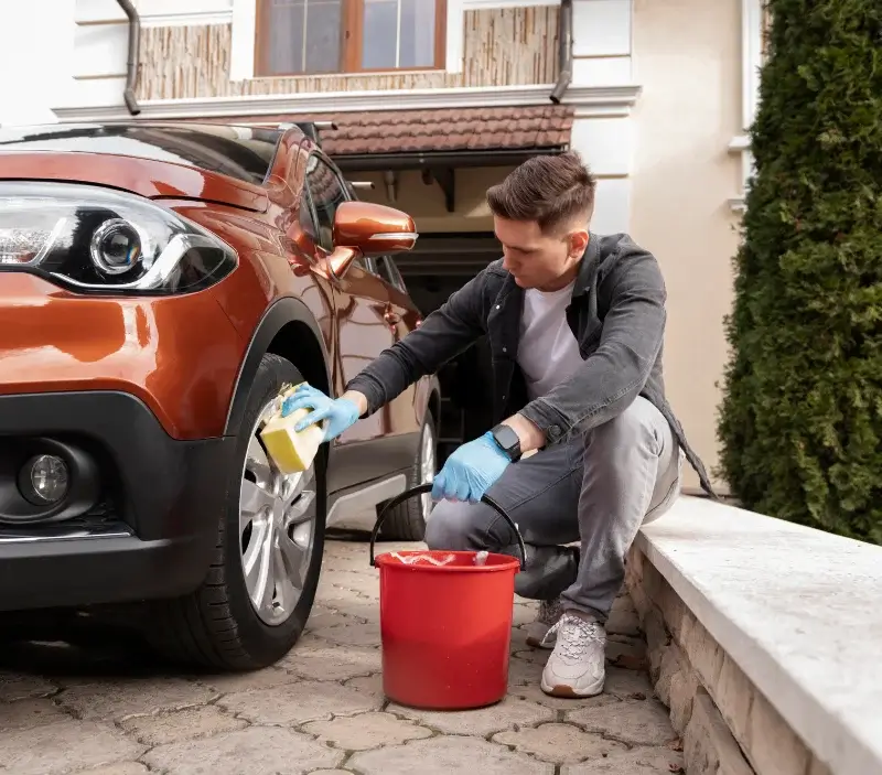 Lavage auto à domicile Bully-les-Mines : professionnel intervenant sur un véhicule